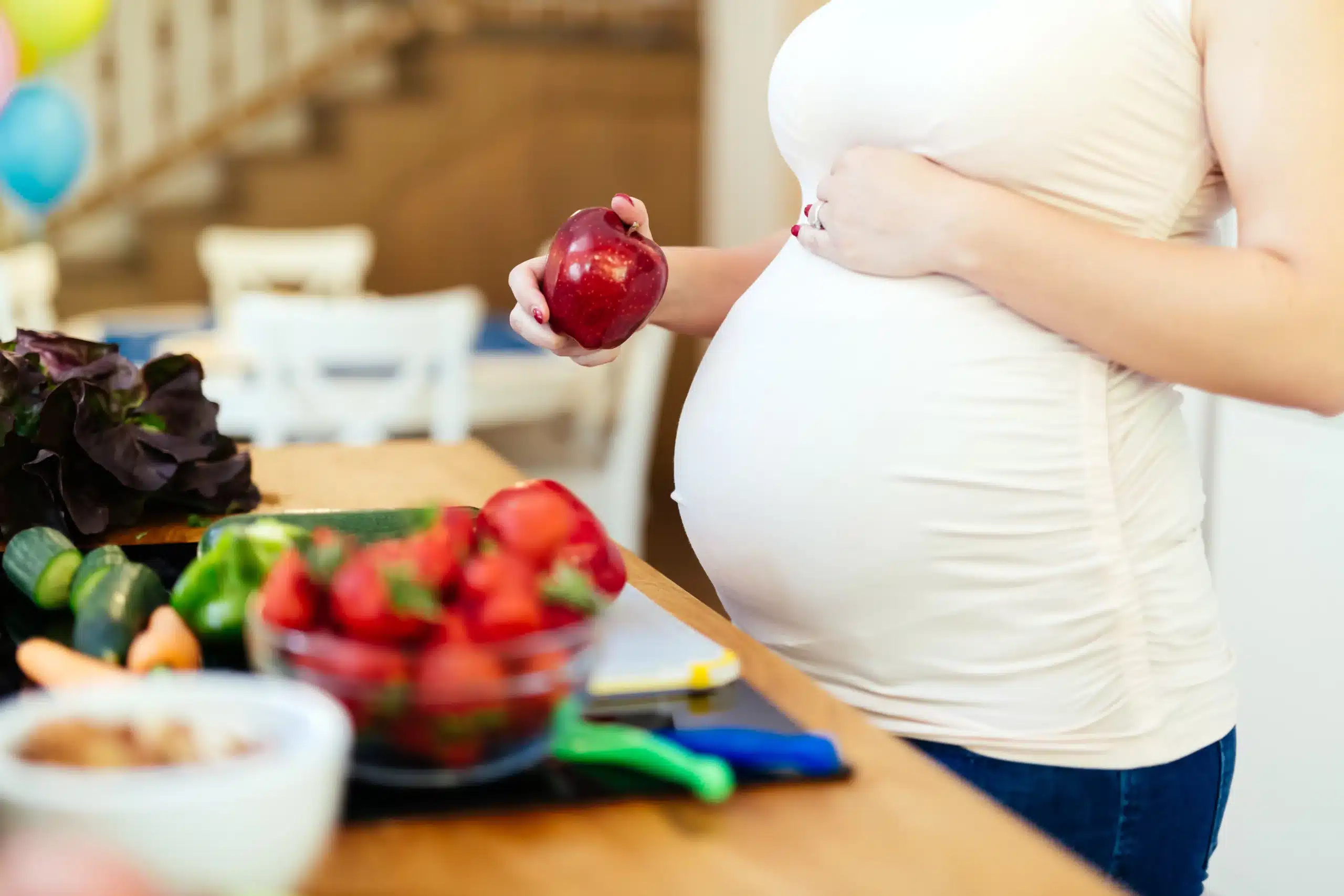 Pregnant woman with apple